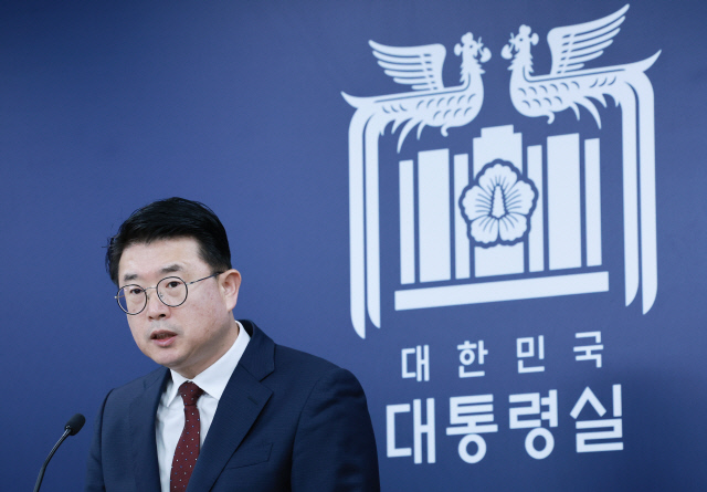 장상윤 대통령실 사회수석이 23일 서울 용산 대통령실 청사 오픈라운지에서 의대 증원 등 관련 현안 브리핑을 하고 있다. 연합뉴스